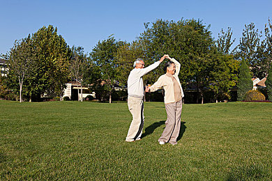9分42秒頭撞玻璃視頻：驚險(xiǎn)9秒！女子家中頭部撞擊玻璃，安全警鐘長鳴